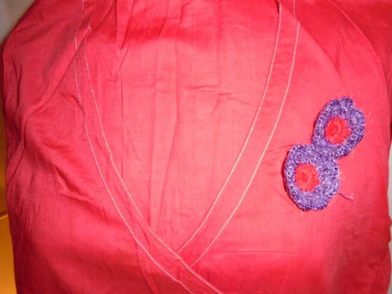 Blusa vermelho vivo, com aplique flores