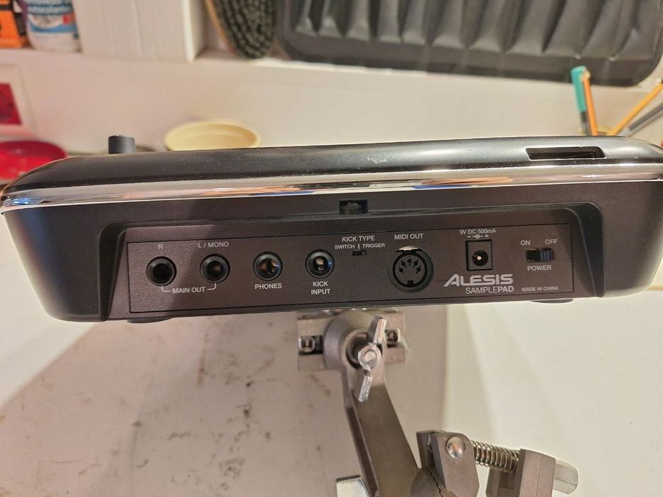 Alesis Sample Pad c/ suporte (sem funcionar)