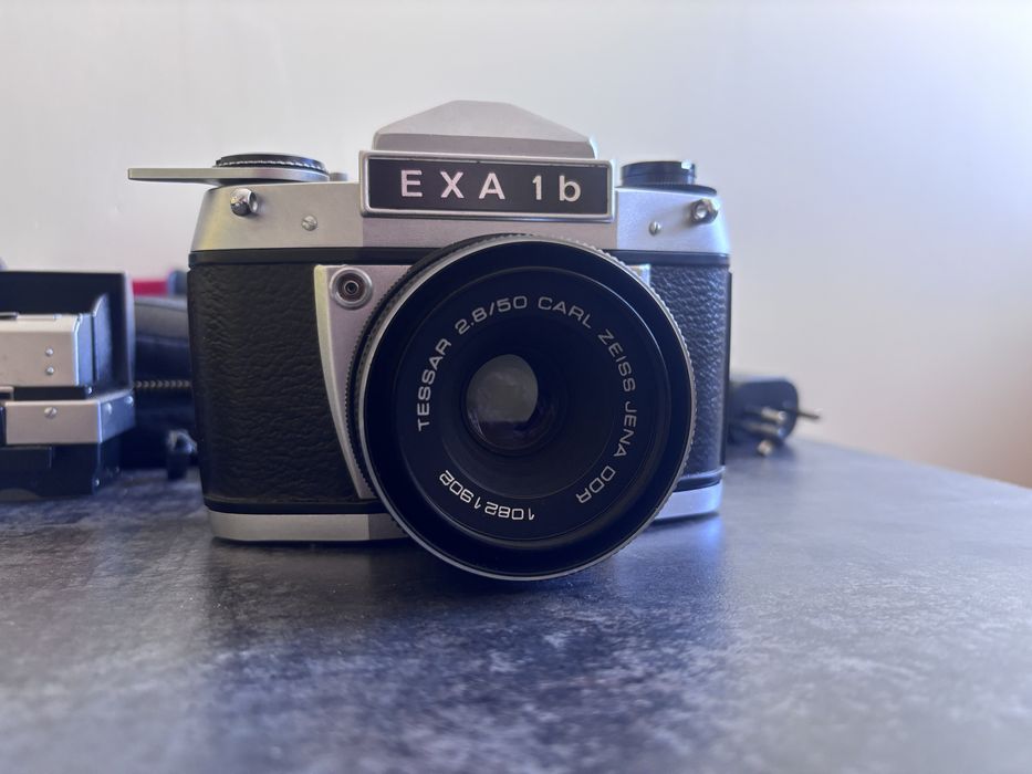 Aparat analogowy EXA 1b obiektyw carl zeiss tessar 2.8/50 + akcesoria