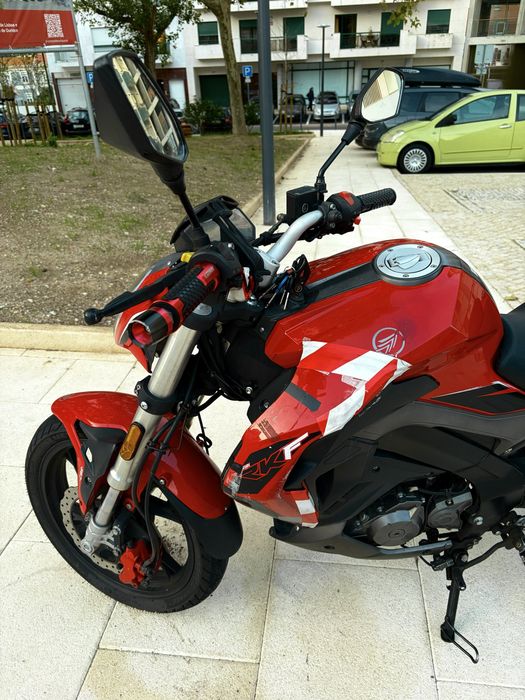 Moto rkf  125 - Vermelha