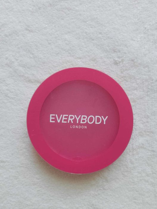 Everybody London, kremowo-pudrowy róż do policzków