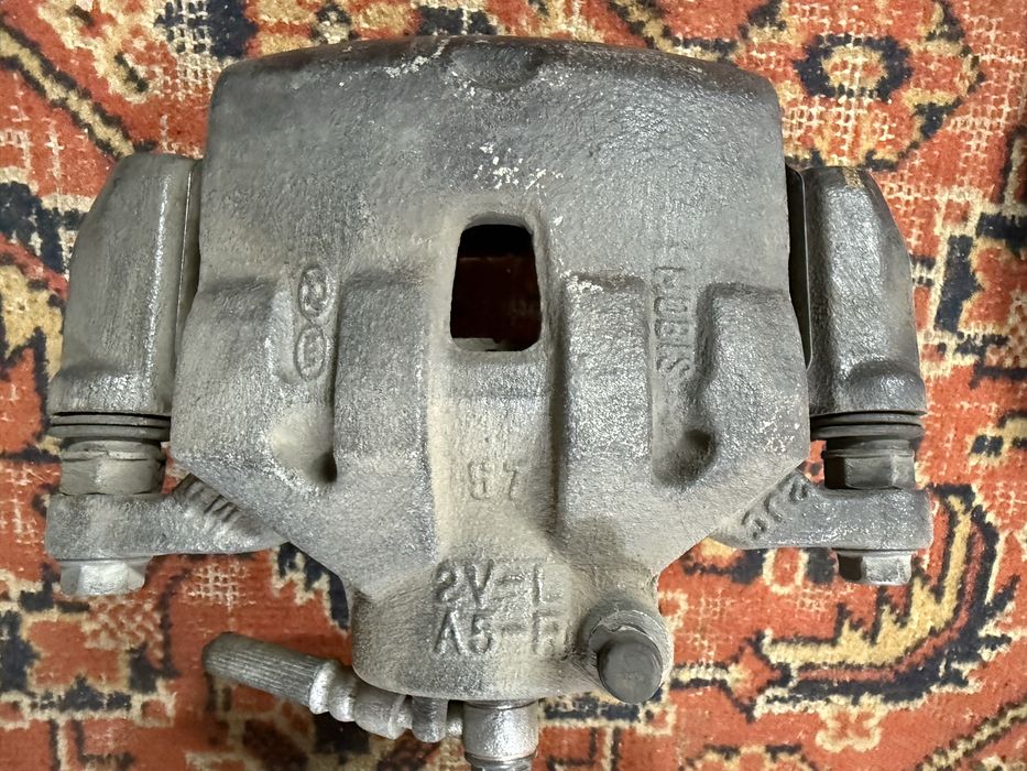 Супорт передній правий/лівий Hyundai i30 II 2012-2016 Kia Ceed II