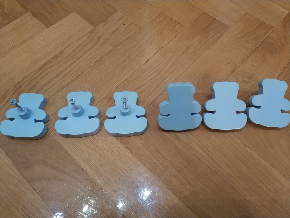 Vendo dois Candeeiros Quarto Bebé, seis puxadores de cómoda.