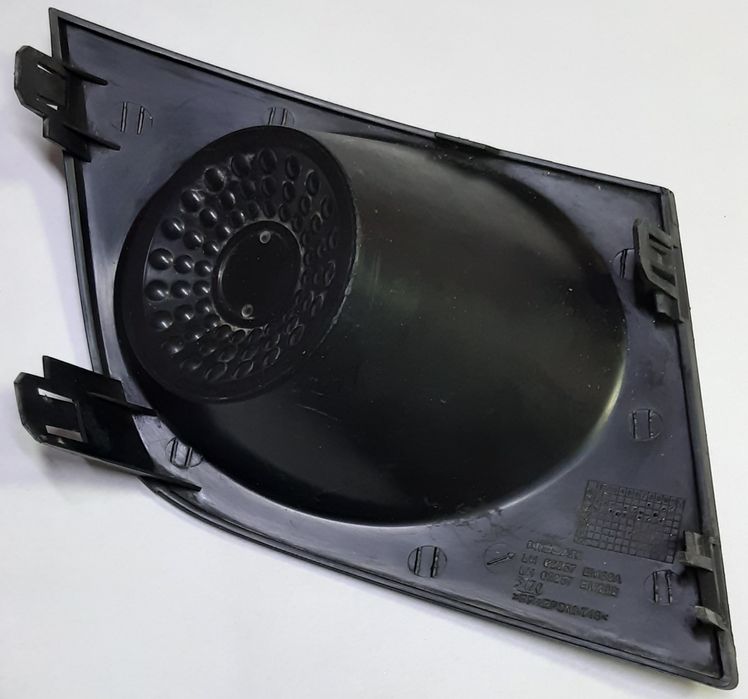 Решітка бампера, заглушка противотуманки ліва NISSAN TIIDA 62257EM30A