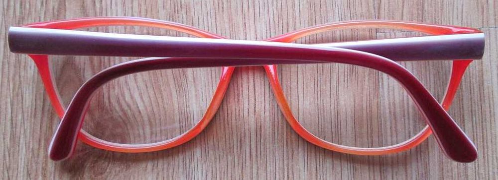 Oprawki okularowe damskie czerwone.