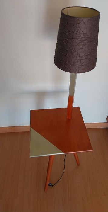 Mesa de apoio com candeeiro