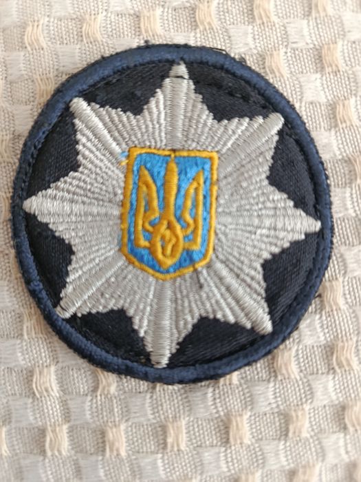 Емблема поліцейських підходить на шапку .або кепку