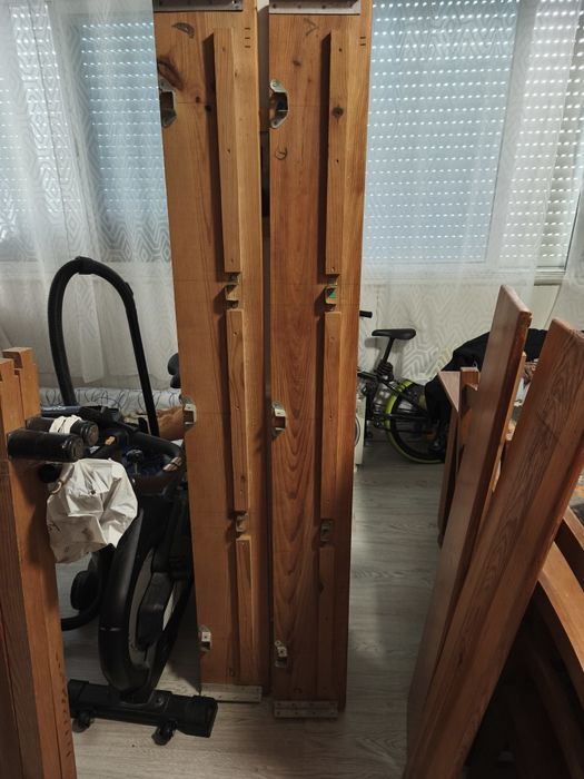 Cama em pinho, corpo é meio