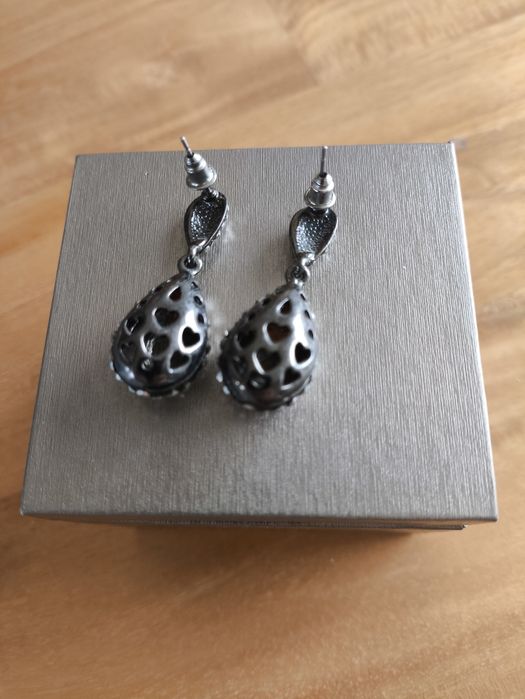 Brincos elegantes na caixa