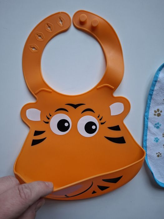 Zestaw 2 śliniaków – silikonowy tygrysek + materiałowy Canpol