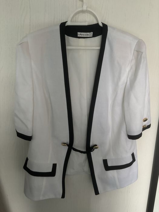 Biala marynarka narzutka w stylu chanel