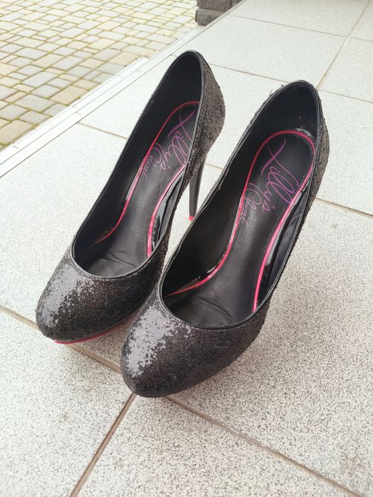 Продам туфлі на шпильці