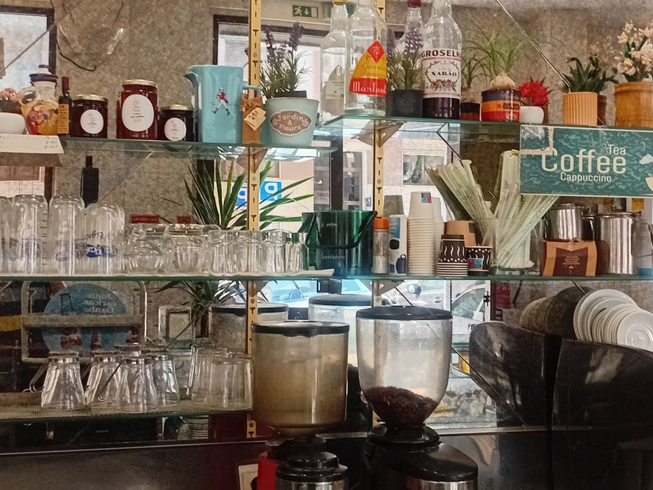 Com  URGENCIA  MUTIVO. SAUDETrespasse cafe/pastelaria bem situado bem frequentado