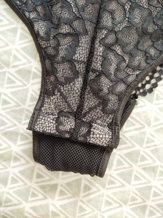 Lingerie preta com transparência