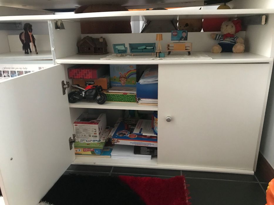 Cama beliche e secretaria
