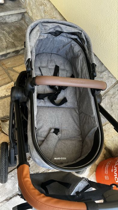 Carrinho trio Maxi Cosi Zelia S com base 360 isofix