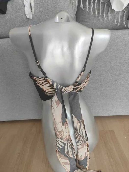 Top estilo crop com padrão tropical, ideal para looks de verão