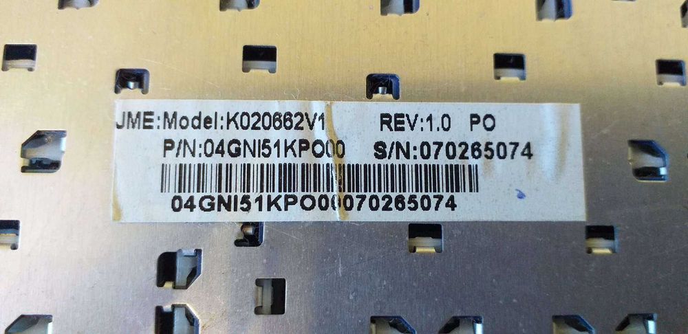 Vários teclados de laptop