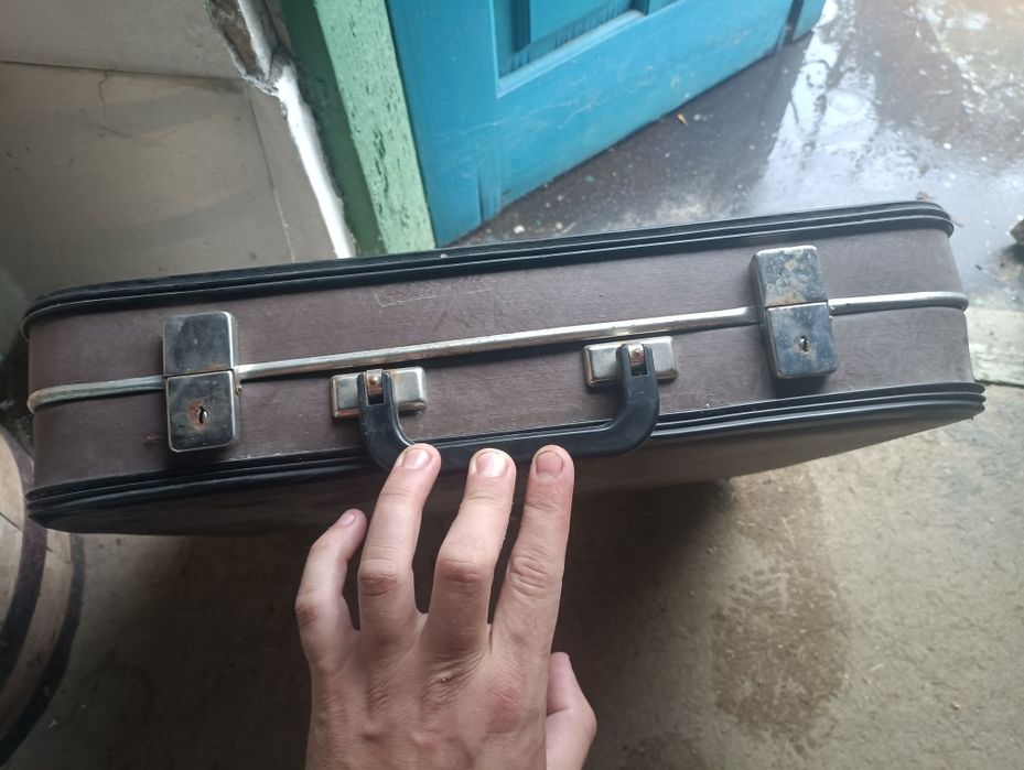 Чемодан, портфель старовинний