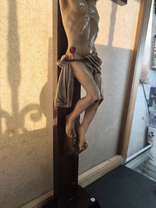 Imponente Crucifixo de Mesa em Madeira e Marfinite