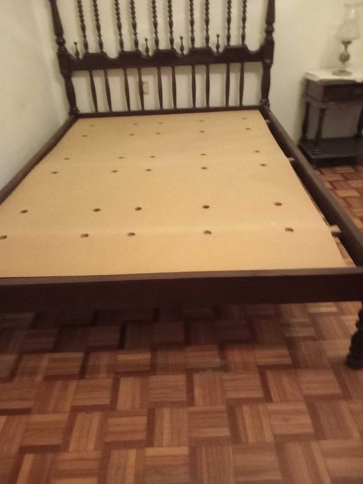 Cama de casal de castanho