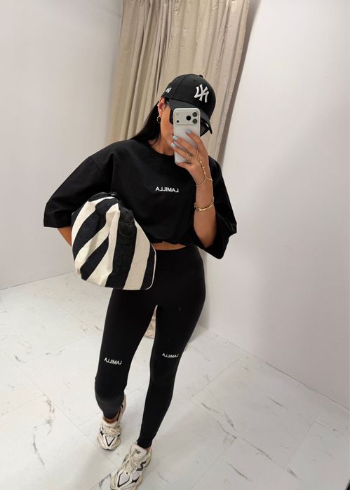 LA MILLA / t-shirt z haftowanym logo / czarny / oversize