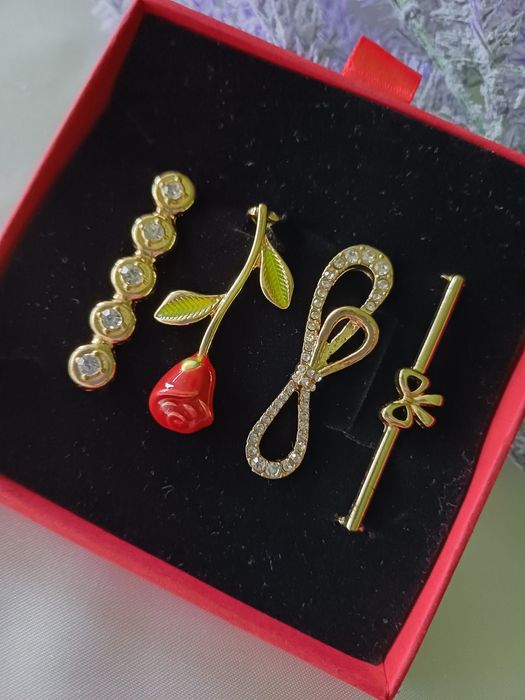 Przypinki z cyrkoniami na sznurówki- 4 szt