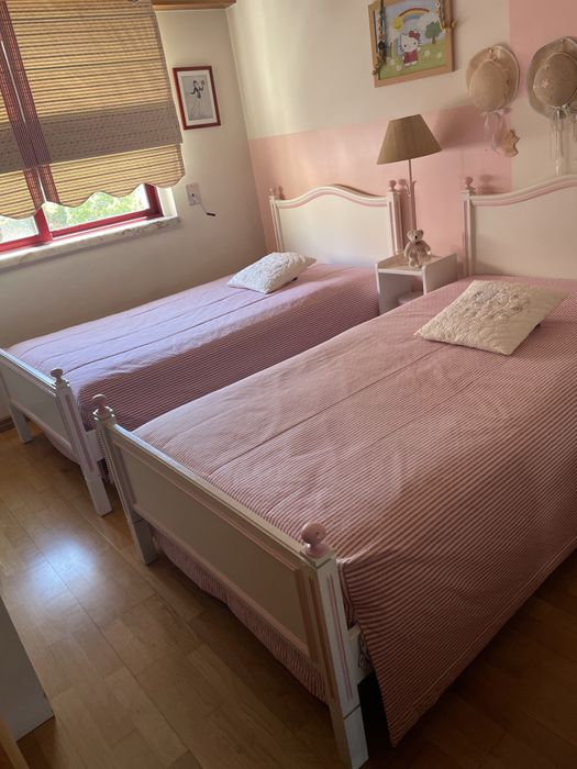 Duas camas individuais em madeira lacadas branco e rosa c/ Edredons,colchões e estrados