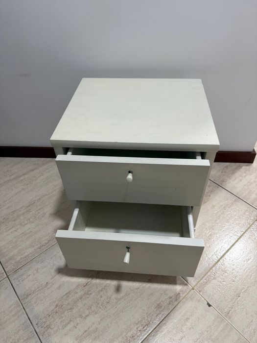 Duas mesas de cabeceira