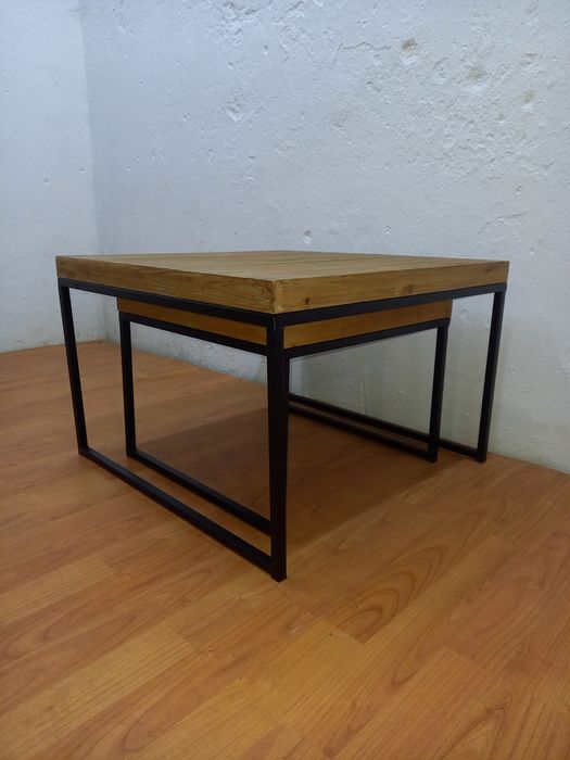 Stolik z dodatkową półka.