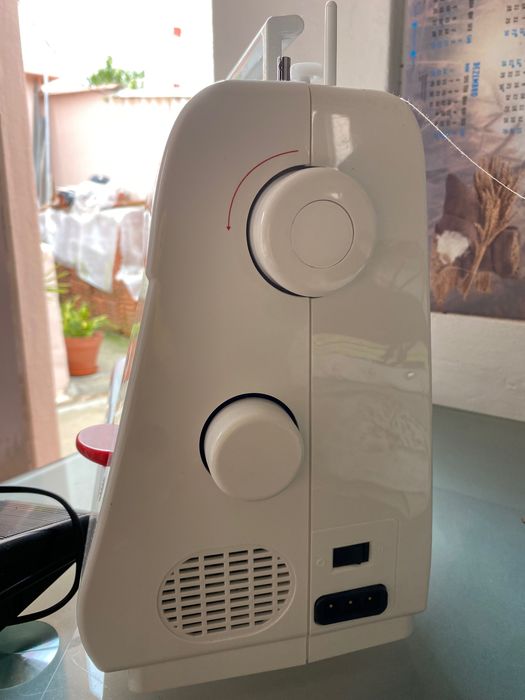 Máquina de costura doméstica ponto corrido