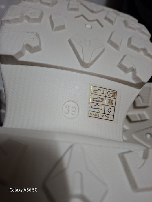 Ténis brancos, de senhora