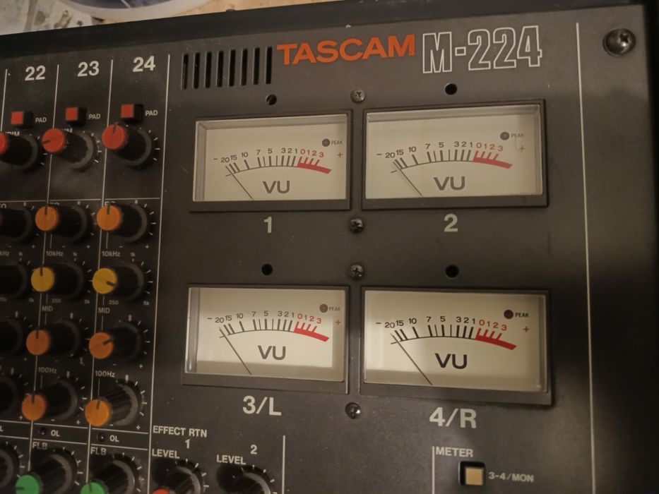 Analogowy mikser studyjny Tascam M-224 Vintage