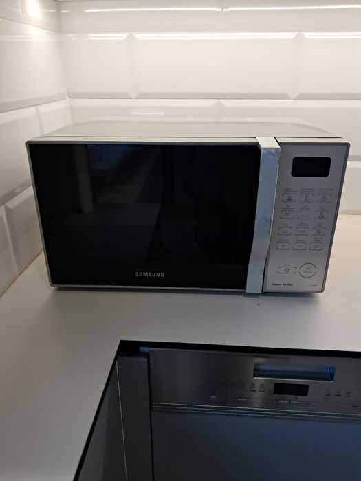 Мікрохвильова піч SAMSUNG  Super Grille2 в гарному стані ,сенсорна панель,об'єм 23л,та внутрішнє покриття з біокерамічної  емалі
