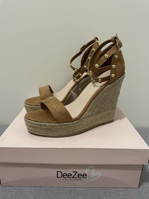 Karmelowe buty na koturnie
