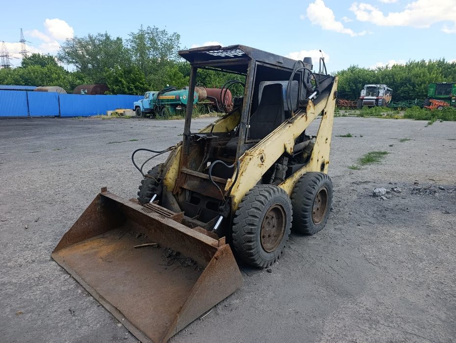 Продам погрузчик unc 060