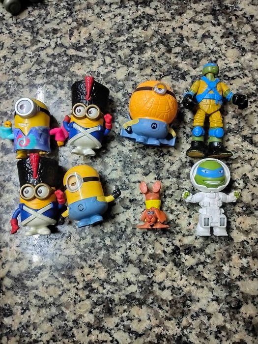 Bonecos miniaturas colecionáveis