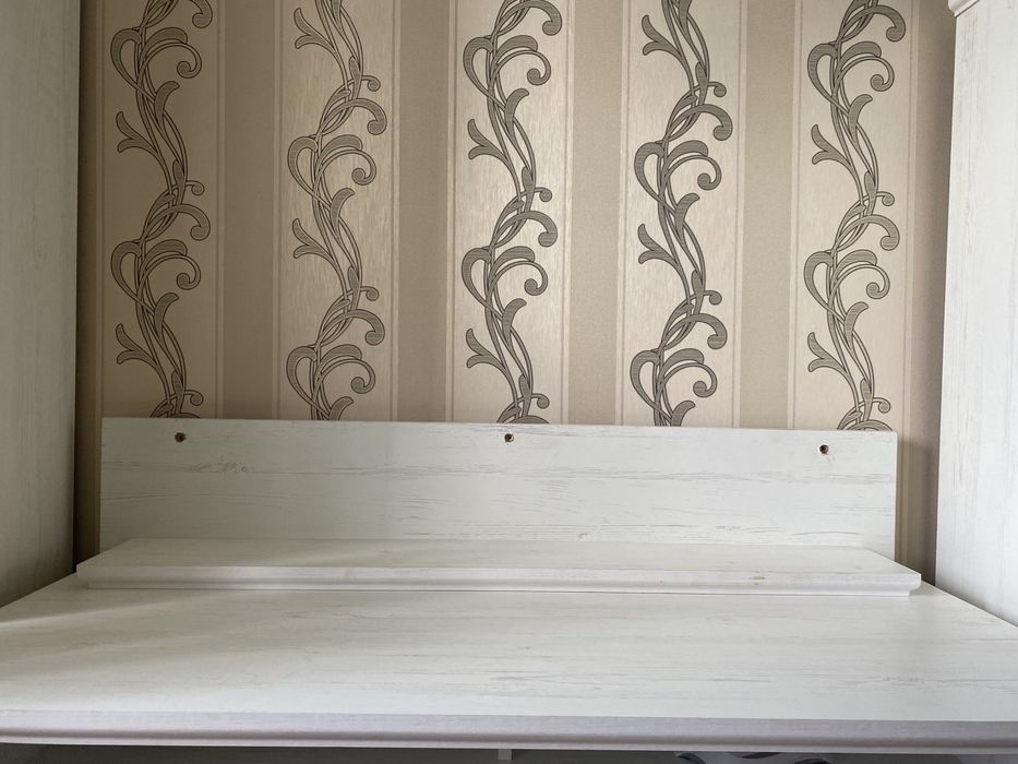 Продам подвесную полку для ТВ