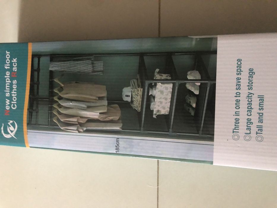 Wieszak narożny na ubrania z półkami czarny 48tknd