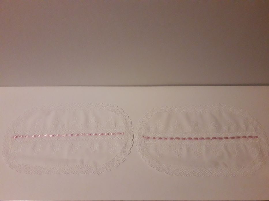 Fronhas e naprons com fita rosa