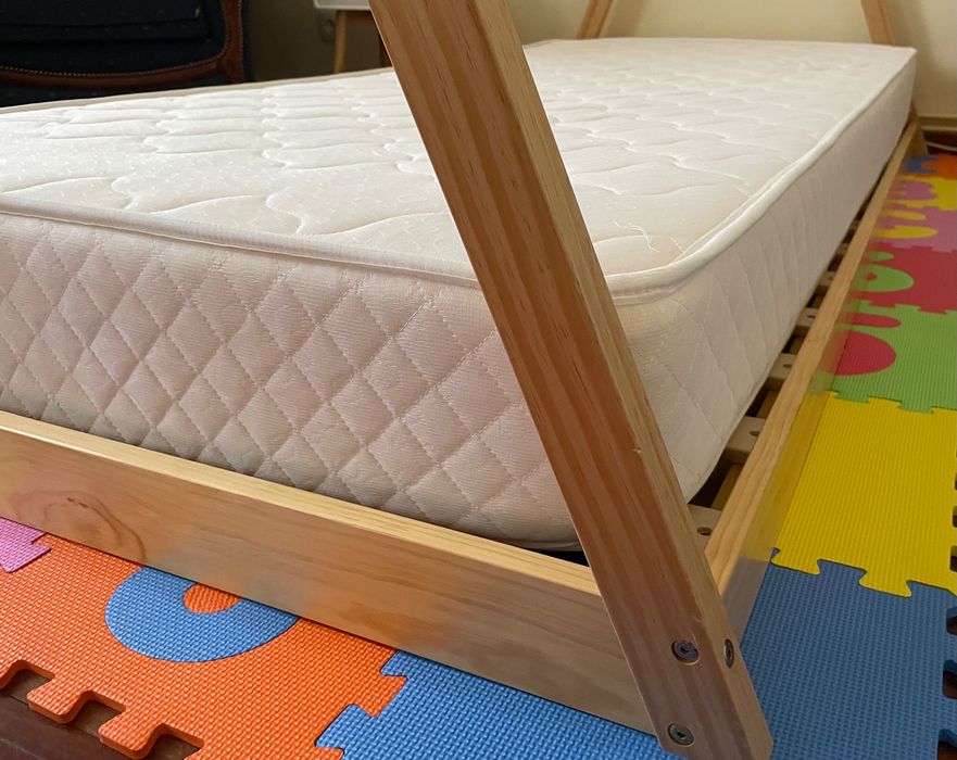 Cama de madeira estilo tipi marca skum 90*190 c/ colchão incluido