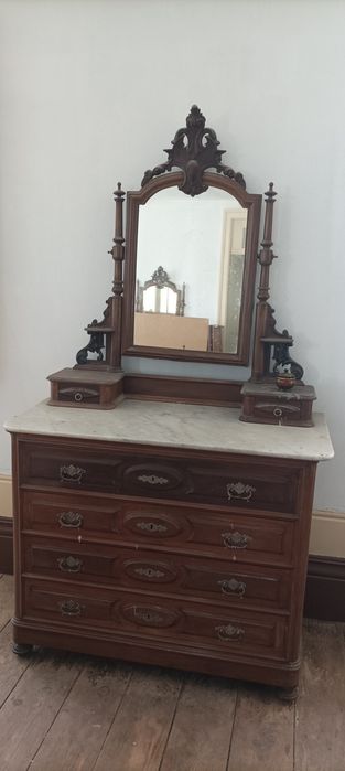 Mobília de casal muito antiga