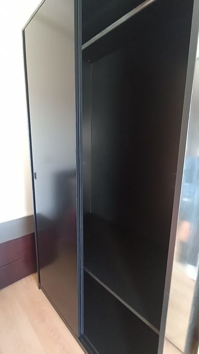 Mobília de Quarto Completa (Cama, Roupeiro, Camiseiro e Mesas)