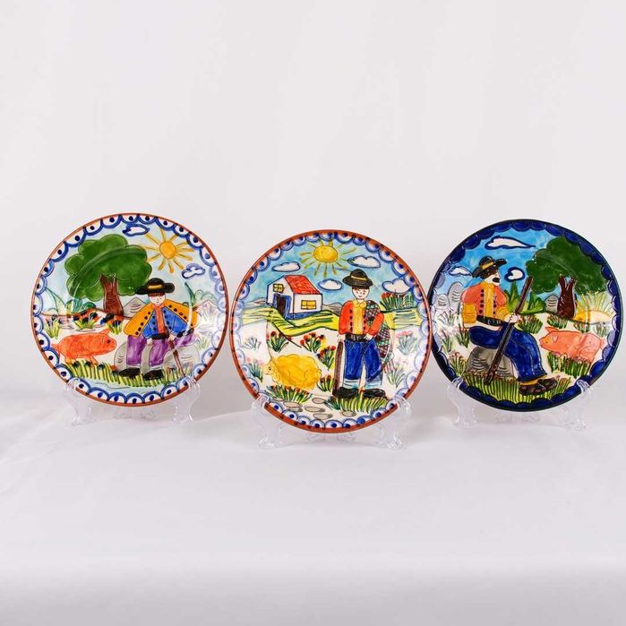 Conjunto de três pratos decorativos em olaria alentejana