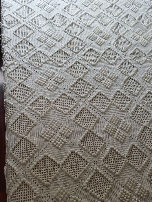 Colcha de renda feita à mão – 210×200 cm – peça única e artesanal