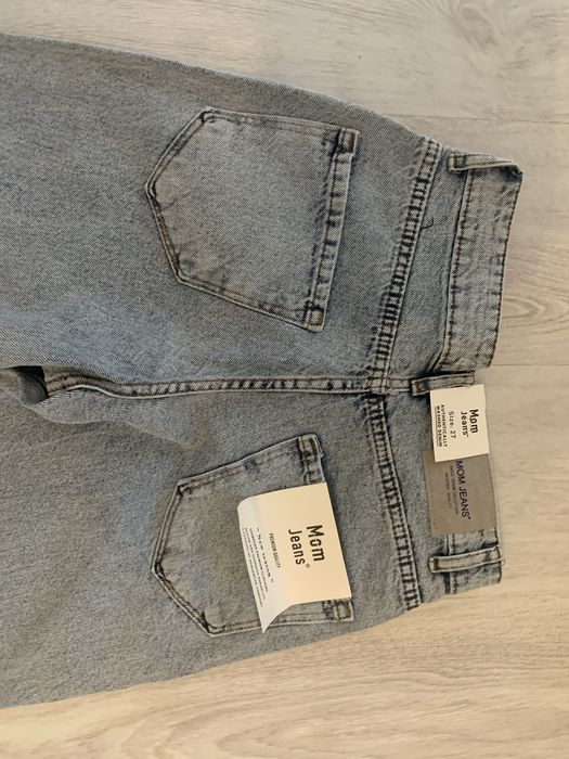 Błękitne jeansy damskie Mom ze zdobieniami