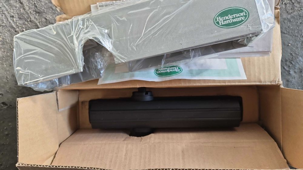 Samozamykacz do drzwi Henderson door closer