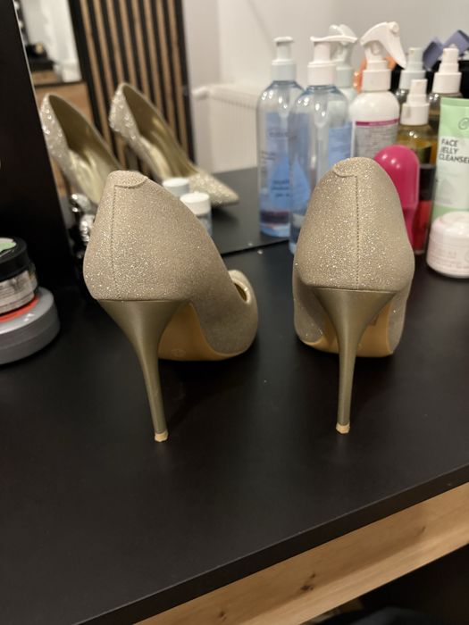 Szpilki blyszczace, raz ubrane