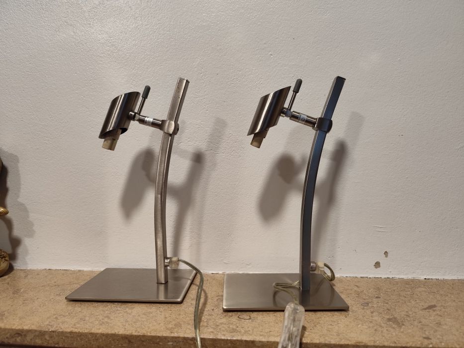 Candeeiro de tecto e mesa de cabeceira