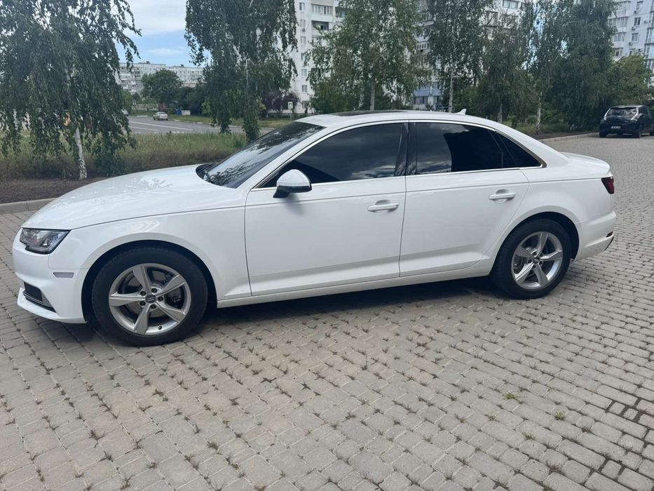 Audi a4 автомат в белом цвете 2019 г 2.0 бензин ауди а4
